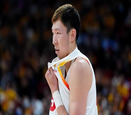 在场上反而是负面影响!中国队在今后真的没必要再征召周琦了