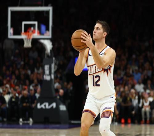 年薪仅230万！太阳奇兵6战场均19+5效率封神，球迷：比布克硬多了