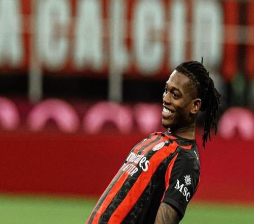 莱奥一剑封喉,AC米兰10复仇拉齐奥,登顶意甲积分榜坐山观虎斗