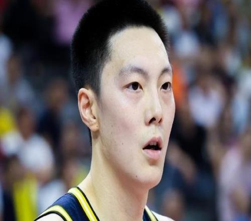 广东3消息!胡明轩成功买脚,杜锋解说中韩二番战,焦泊乔归队