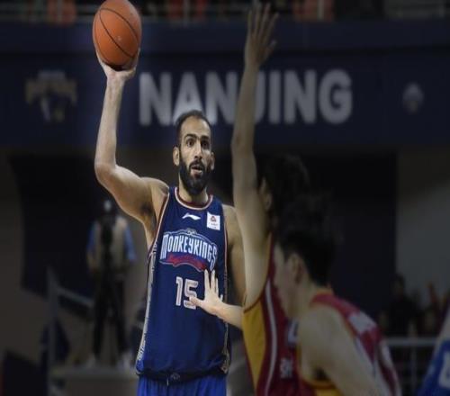 一回合送仨帽,35岁亚洲第一中锋仍在CBA肆虐,除了阿联谁可一战