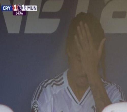 约罗送点被换下后在替补席很沮丧,芒特赛后一直安慰他