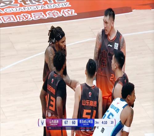 强势晋级!CBA杯最后1个8强,山东力克青岛,裁判惹众怒:2人受伤