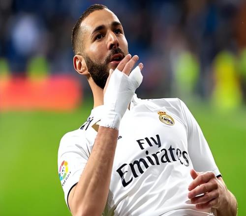 上港刚拿到中超冠军,武磊就离队敲定新去向,已亮相受到球迷追捧