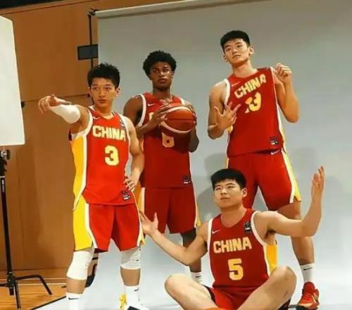 广东宏远标配!两新星完成入队仪式球迷调侃厂家赶紧打钱