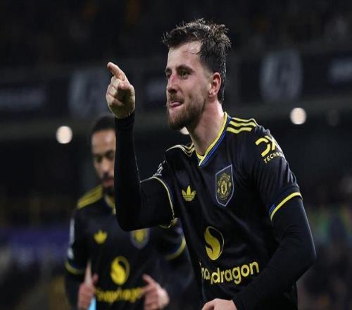 足坛一夜动态:AC米兰大逆转登顶意甲第1,B费创纪录曼联复仇狼队