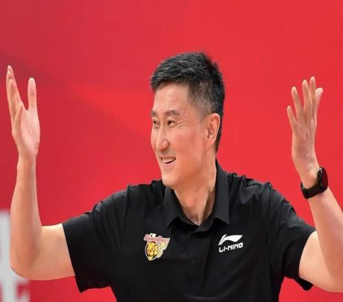 广东男篮CBA全家福出炉:徐杰领衔15人+4外援集结,杜锋剑指冠军