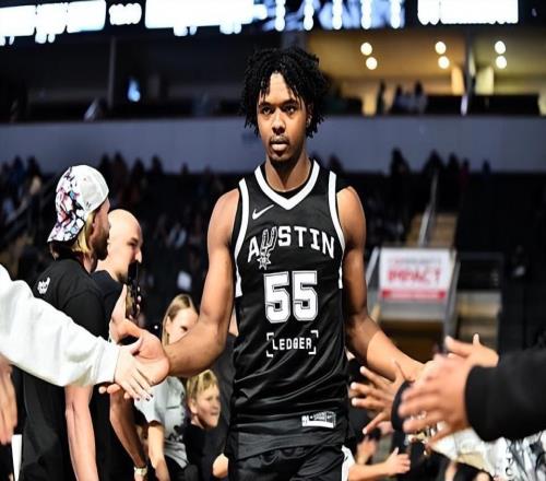 整体表现依然不温不火，留给马刺锋线新星的时间可能不会太多