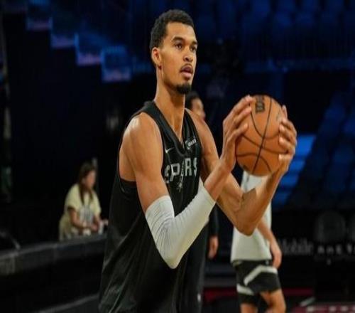 米奇:文班明日上场时间受限他从受伤第一天起就积极推动复出