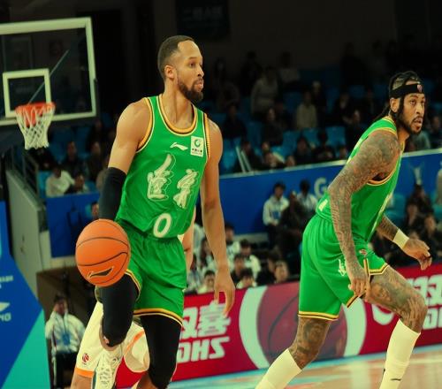 杰隆布朗CBA首秀8+1!莫兰德4+5+2,威尔斯10+2+3,辽篮领先18分