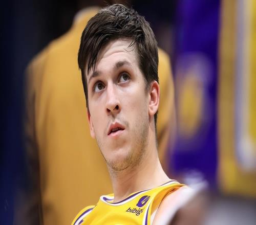 湖人遭打击!里夫斯左小腿轻微拉伤至少缺阵一周最快打快船复出