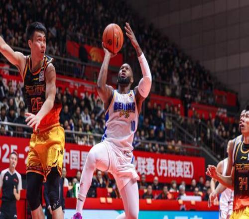 全场3中0又成拖累!首钢争议外援再遭许利民弃用,或提前被裁掉