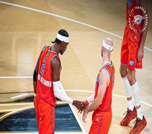 文班亚马打爆卫冕冠军,亚历山大空砍29+4+5,马刺终结雷霆16连胜