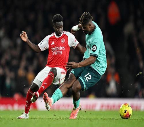 21!阿森纳5分领跑+送垫底队10连败萨卡两造乌龙球+补时造绝杀