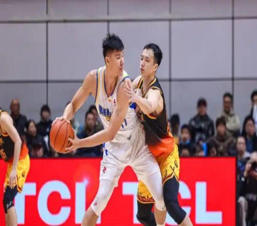 硬刚篮协北京潜力赛首发5人加起来154岁,球迷:马布里退早了