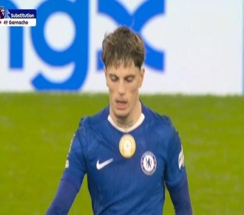 忘穿射门靴,加纳乔战埃弗顿错失3次绝佳机会