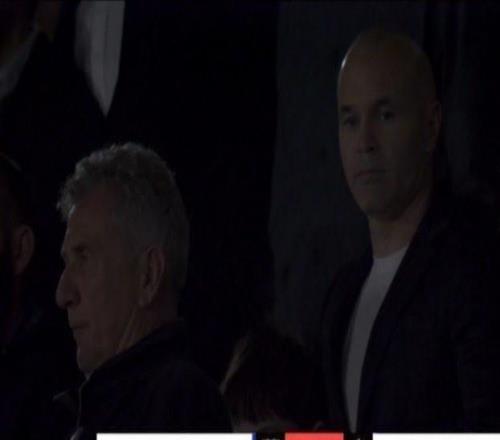 传奇名宿坐镇,伊涅斯塔现场观看巴萨对阵奥萨苏纳