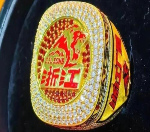 媒体人:广厦外援布朗和卡尔顿找设计师订制了专属总冠军戒指