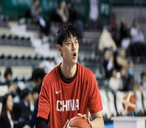 宋翔:曾凡博未参加首钢训练,本赛季去向尚无官方明确说法