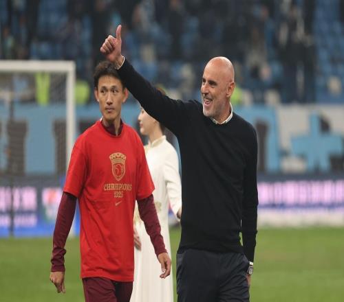 中足联偷玩双标!被亚泰球迷抓个现行,球队降级罪魁祸首却能获奖