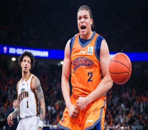 【动力图】上海男篮揭幕战万人观赛创纪录,逆转吉林迎开门红