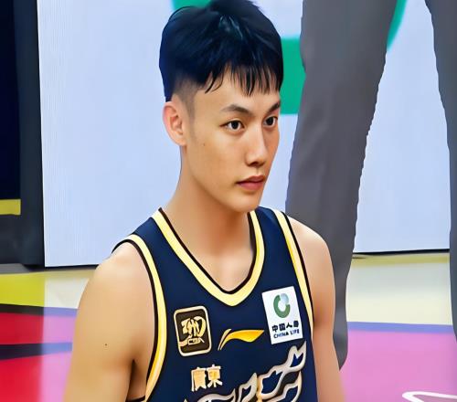 徐杰伤情出炉!关辛:医院缝针后,徐杰还想接着上场