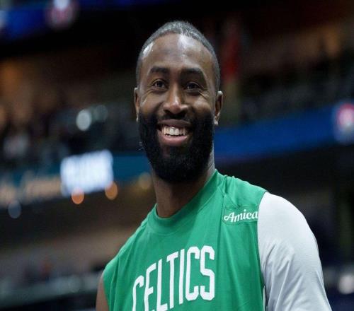 杰伦布朗和斯图尔特发生冲突,布朗挥拳后,两人均被判技术犯规