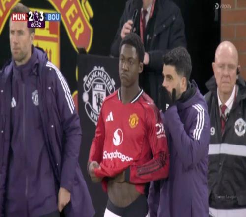 逼宫曼联!梅努哥哥身穿“放梅努离队”T恤现身梦剧场