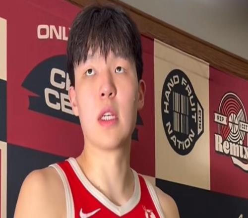 轰两双采访!杨瀚森谦逊谈一般,保持笑嘻嘻,主帅赞其攻守表现!