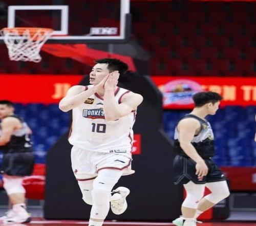 疯狂!郭昊文打上海半场22分上轮轰42+6+8,这表现不进国家队