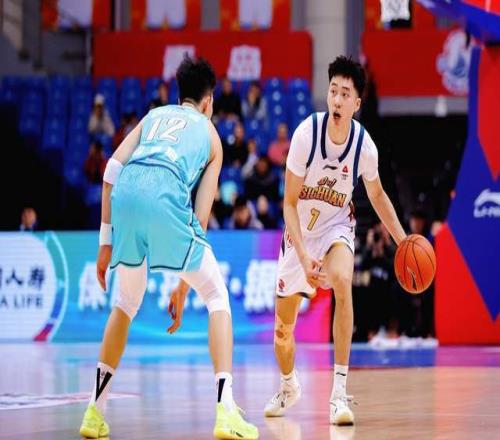 轰20+6+5!中国男篮又一19岁新星崛起:重伤归来剑指最佳新秀
