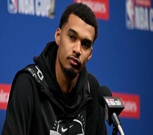 今日繼續(xù)替補(bǔ)出戰(zhàn)文班:我已做好準(zhǔn)備會和教練組共同商討