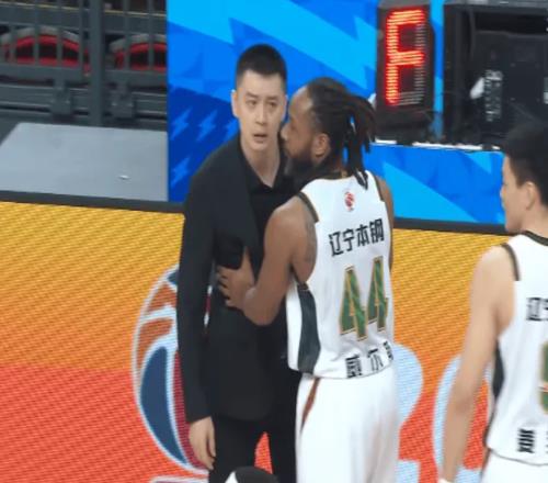 硬剛到底楊鳴工作室8字回應(yīng)CBA爭議吹罰，球迷：霸氣