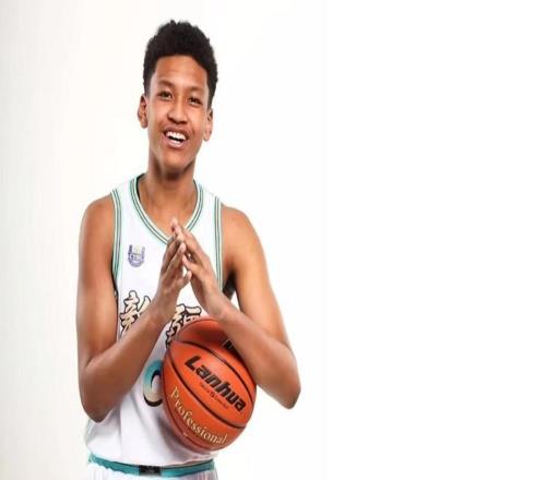 质疑刘炜新疆混血后卫坐冷板凳后破防:我在替补席怎么打