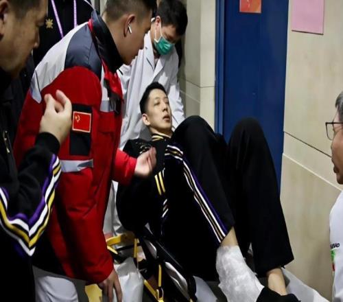 北控遭噩梦!沈梓捷90度崴脚,现场大喊“响了”,送医照片曝光!