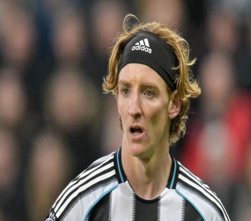 记者：裁判和VAR的判罚太糟糕了，戈登被撞不判点荒谬至极