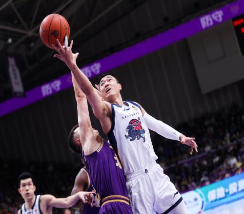 山东男篮缺少绝对核心，小外援难以仰仗，高诗岩拼劲十足能力欠缺