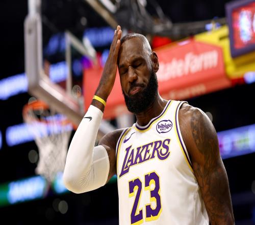 中规中矩，詹姆斯13中7拿到18分2板5助，正负值33全场最低