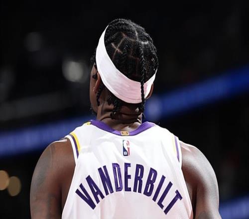 作用相当突出,湖人对于锋线大闸的使用还是应该更加坚决一些