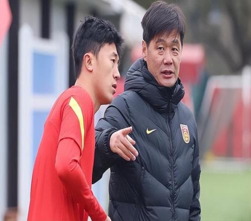 真抢手!前国足主帅一离任就遭5家俱乐部哄抢,专业保级救火教练