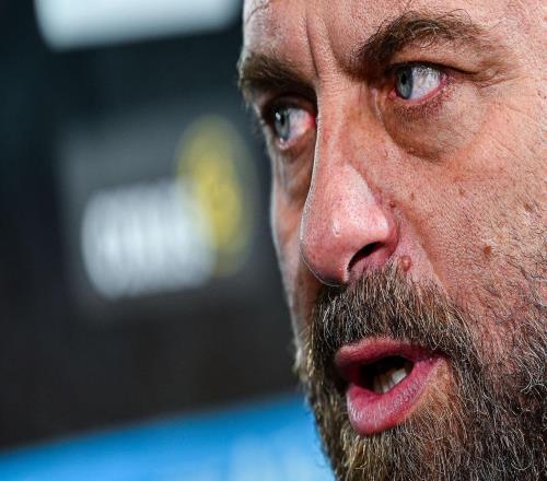 德罗西:我不满意球队表现,有些遗憾面带愁容向罗马球迷致意