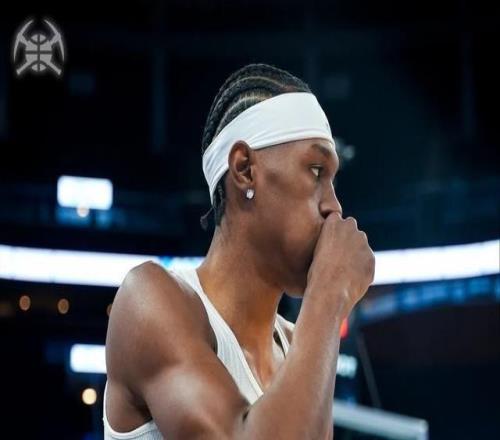 首发五个伤了四个，两大中锋全倒下，依然能赢