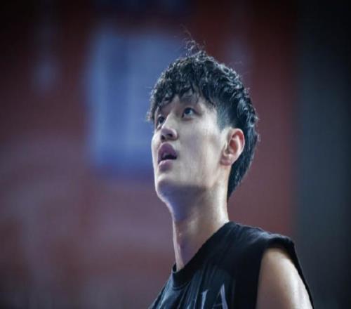 赛季首秀在即，曾凡博：前两天左手脱臼，期待今晚收获团队胜利