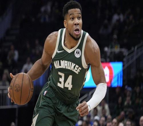 雄鹿字母哥在批评队友“行为不端”后,准备“披上斗篷”带队前进