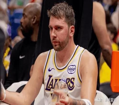 湖人又被裁判保送两先发副将立大功,替补中锋成X因素