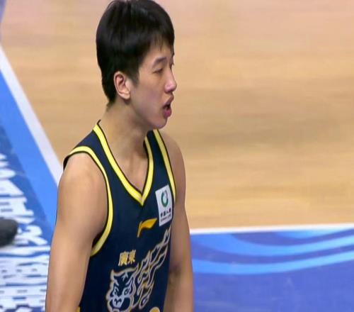 朱芳雨赌对了!广东“暴力控卫”狂轰74分,这可是杜锋的争冠王牌