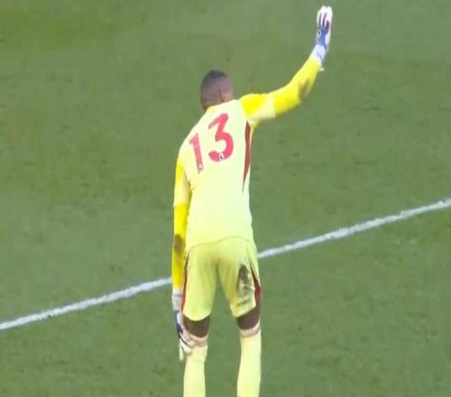 超级巨大失误!森林门将狂奔30米送空门,伤退落泪,媒体人开炮