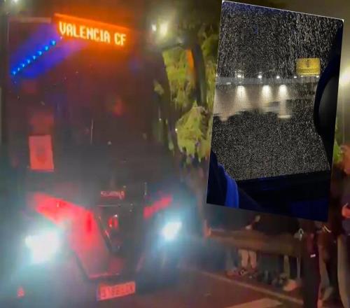 瓦伦西亚惨败后在机场被球迷围堵,球队大巴玻璃被砸破
