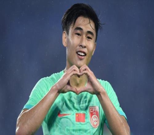 申花酝酿阵容调整,26岁国脚级中场悍将或遭清洗,新东家浮出水面