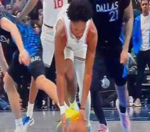 危险动作,弗拉格伸脚绊倒阿门汤普森,吃到生涯首个恶意犯规